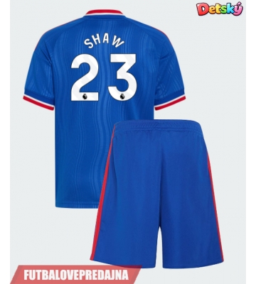 Lacne Dětský Futbalové dres Manchester United Luke Shaw #23 2026-27 Krátky Rukáv - Preč (+ trenírky)
